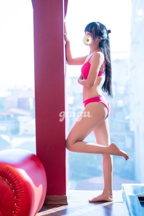 Thùy Linh - Hot girl sang chảnh, lên sóng phục vụ AE